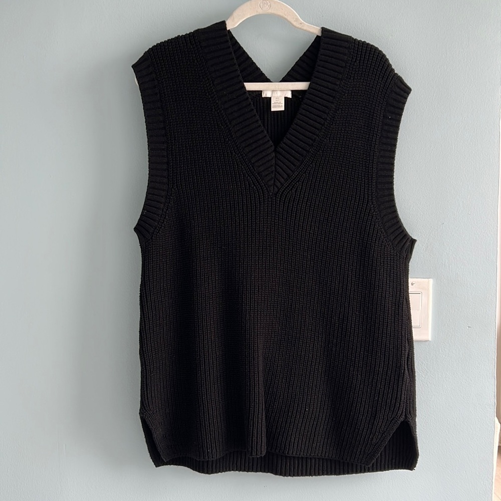 Black sleeveless H&M sweater vest. Size S